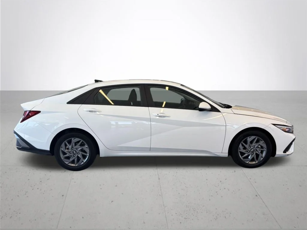 Used 2024 White Hyundai SEL image 6