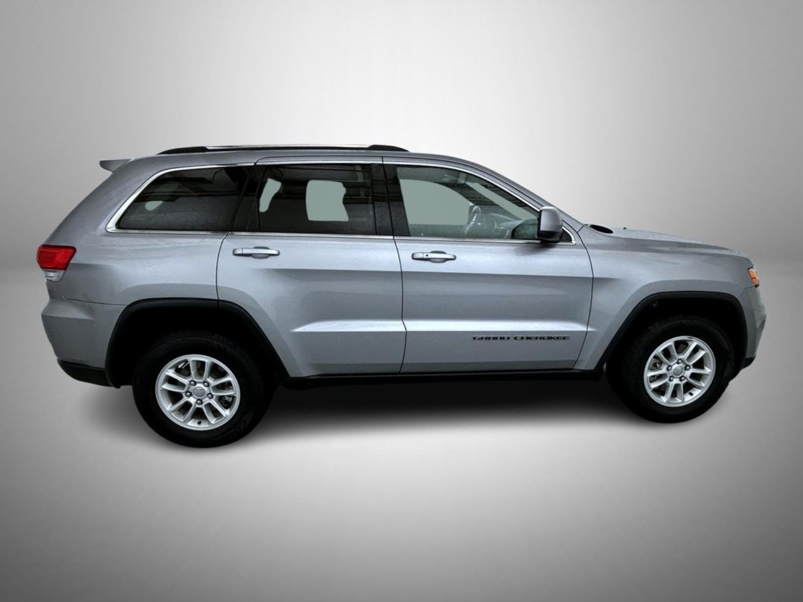 Used 2019 Silver Jeep Laredo E image 4