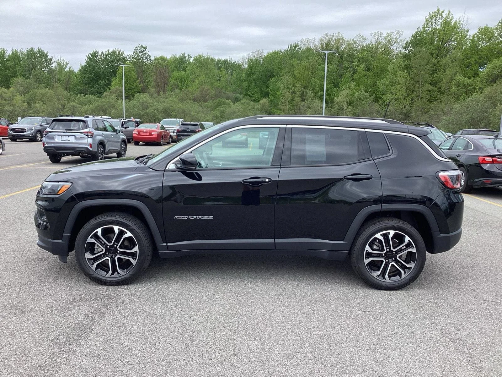 Used 2022 Diamond Black Crystal Pearlcoat Jeep Limited image 4