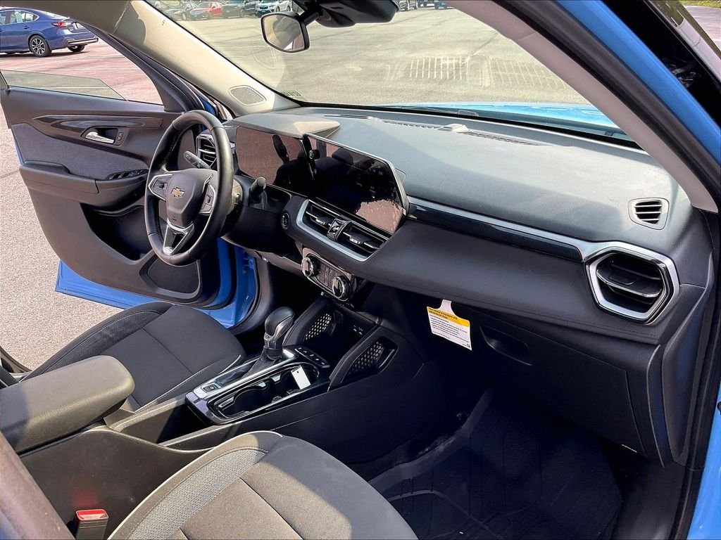 Used 2024 Fountain Blue Chevrolet LT image 14