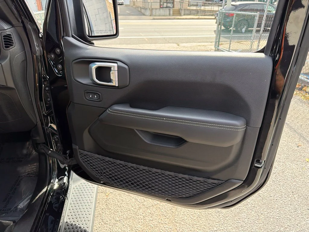Used 2022 Black Jeep Unlimited Sahara image 17