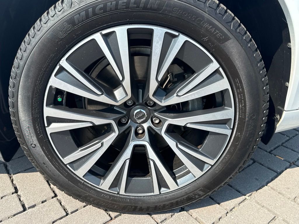 Used 2021 White Volvo T5 Momentum image 9