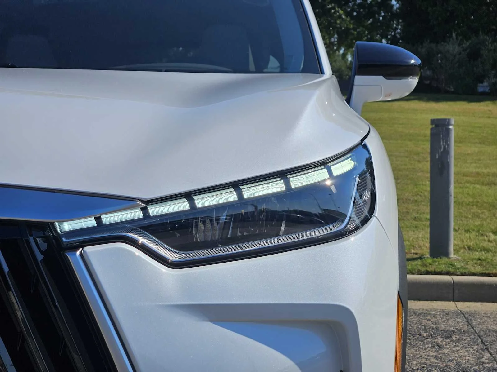 New 2027 RADIANT WHITE INFINITI Luxe FWD image 6