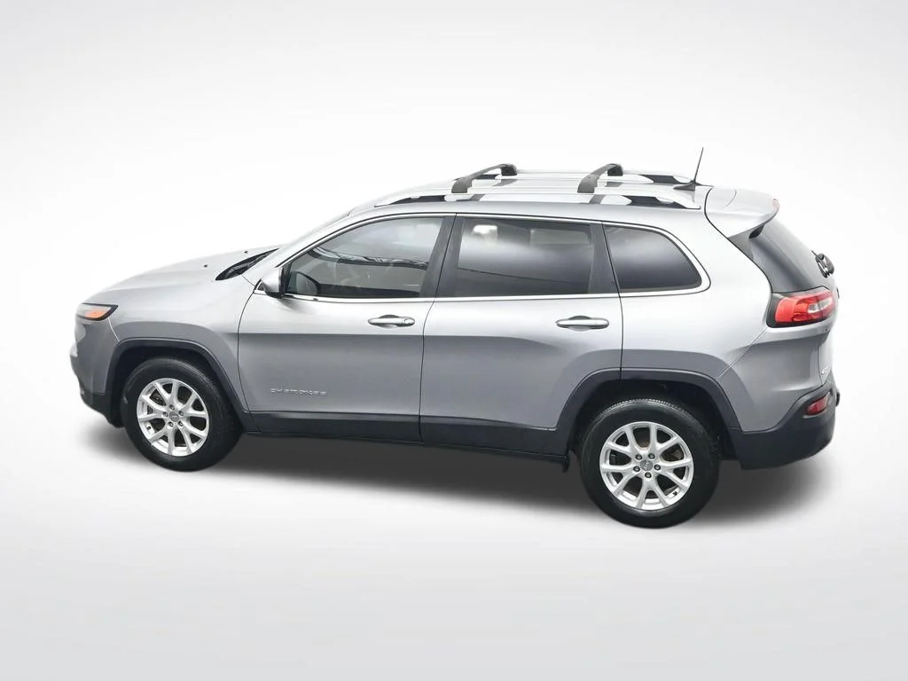 Used 2017 Billet Silver Metallic Clearcoat Jeep Latitude image 30
