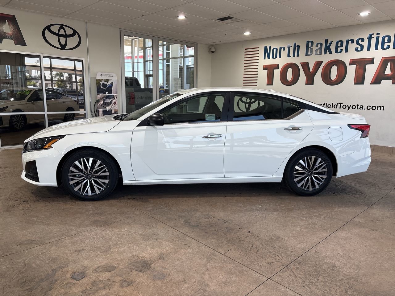 Used 2025 Glacier White Nissan SV image 7