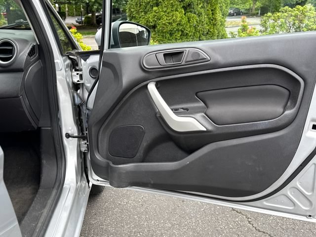 Used 2013 Ingot Silver Metallic Ford SE image 21