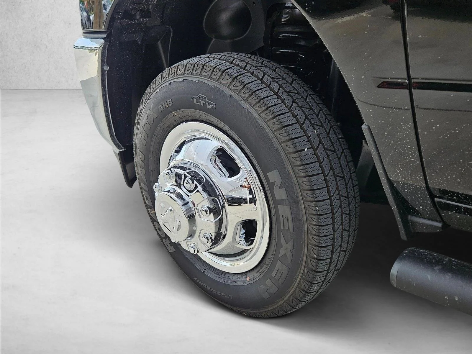 New 2026 Diamond Black Crystal Pearl-Coat Exterior Paint RAM Tradesman image 9