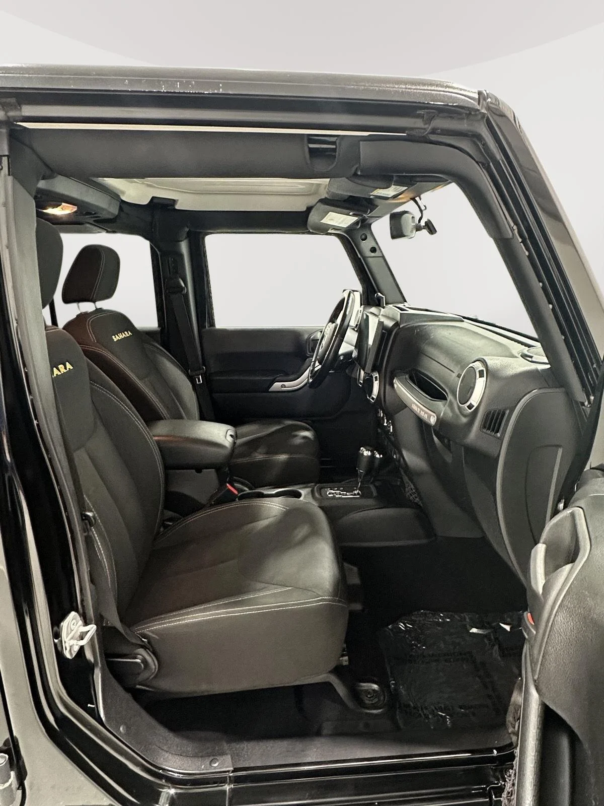 Used 2015 Black Jeep Sahara image 21