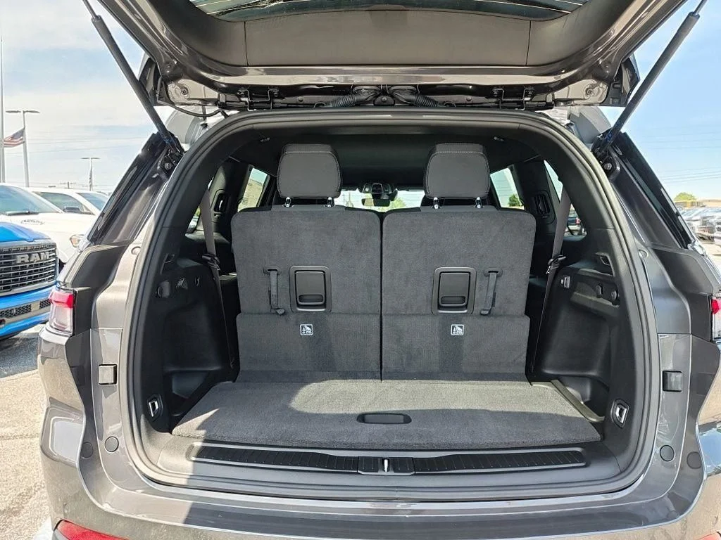 New 2026 Baltic Gray Metallic Clearcoat Jeep Laredo image 32