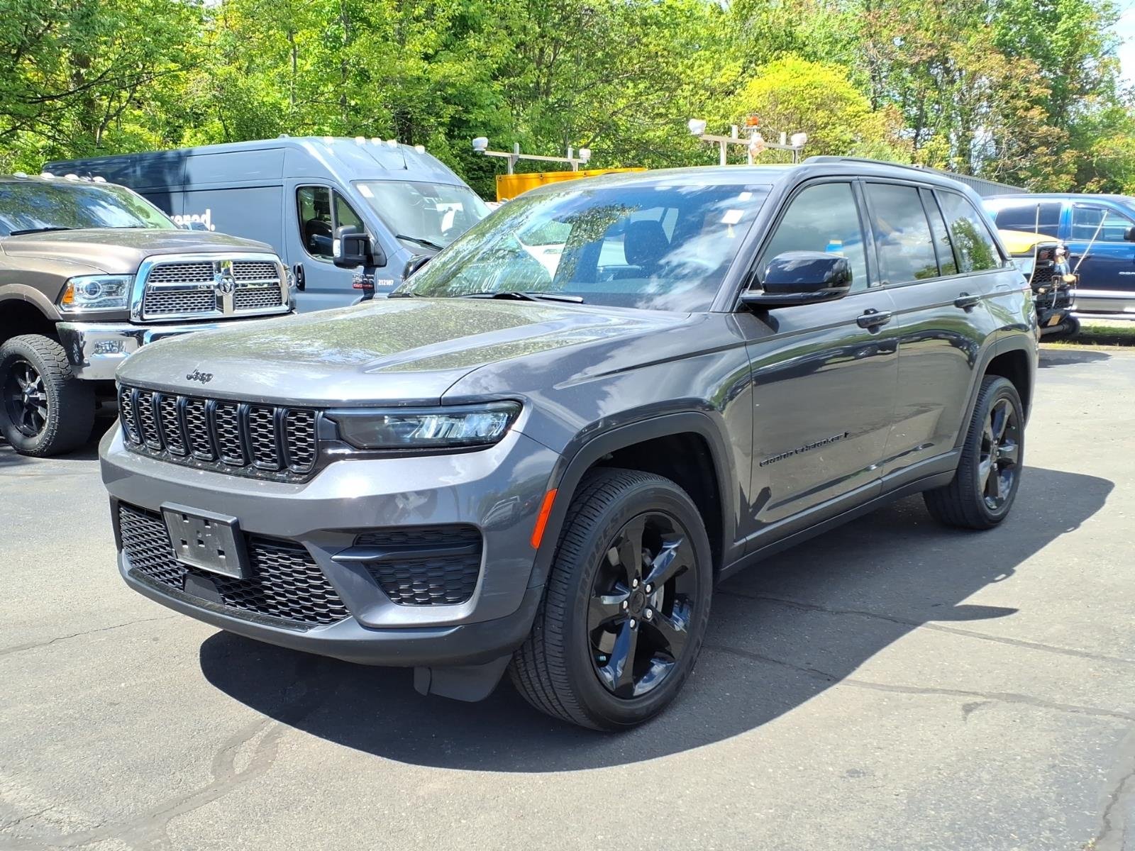 Used 2023 Gray Jeep Altitude X image 3