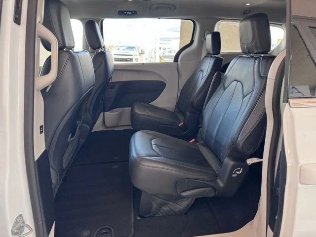 Used 2017 Bright White Clearcoat Chrysler Touring L image 13