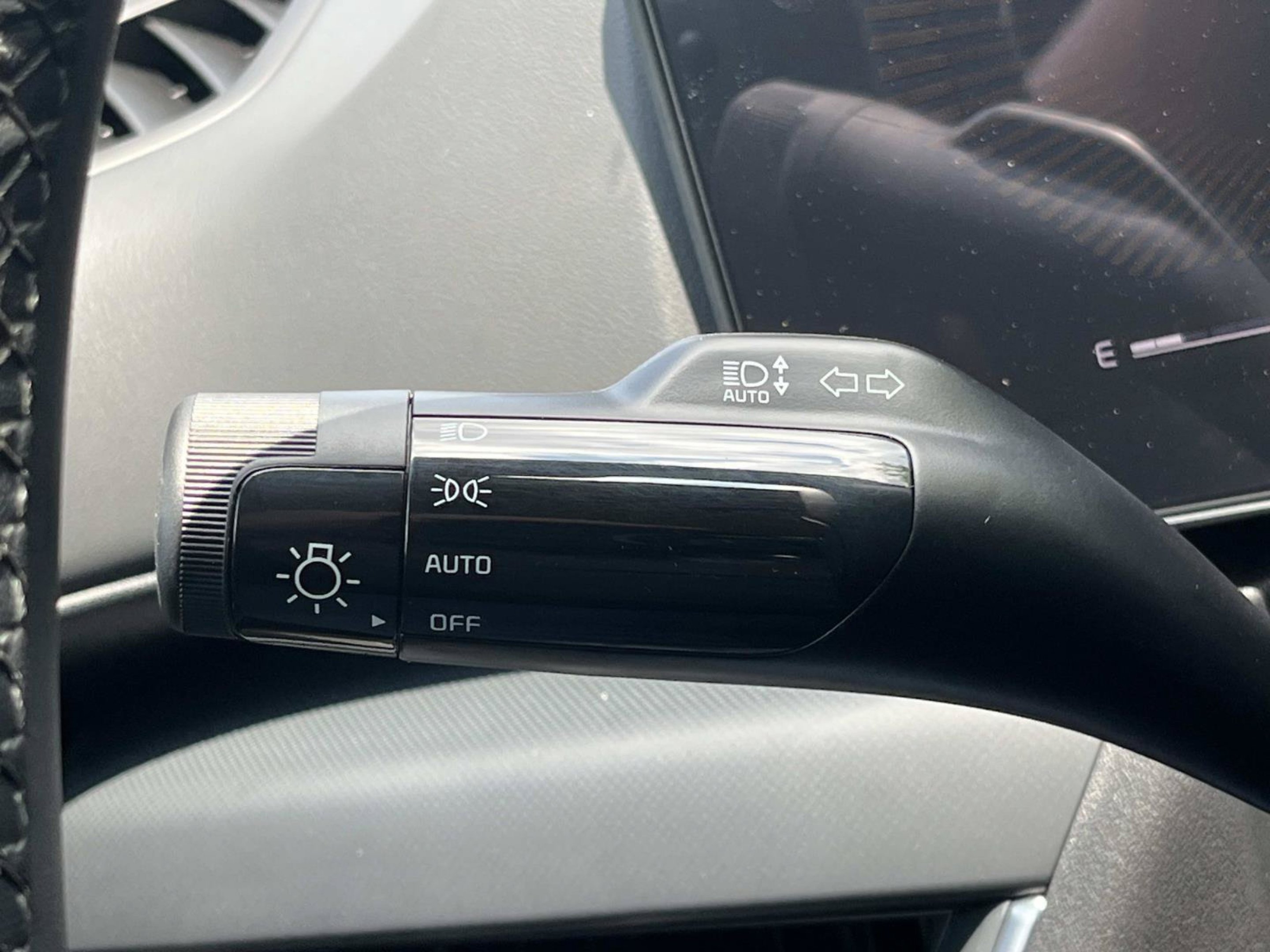 New 2026 Snow White Pearl Kia EX image 29