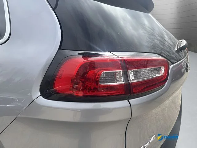Used 2018 Silver Jeep Latitude image 23