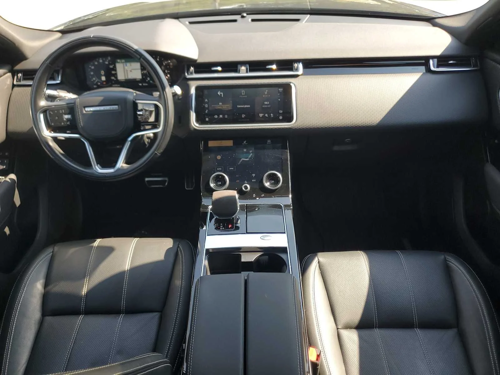 Used 2023  Land Rover R-Dynamic S image 13