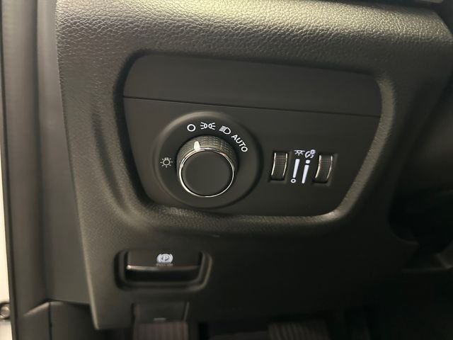New 2027 Bright White Clearcoat Jeep Laredo Altitude image 28