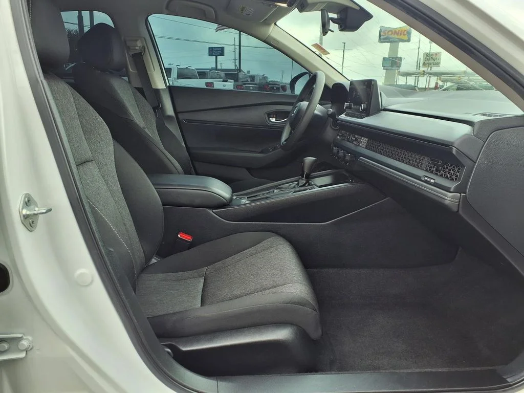 Used 2025 White Honda LX image 6