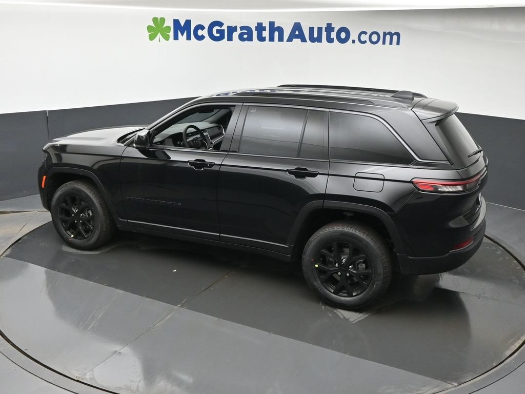 New 2026 Diamond Black Crystal Pearlcoat Jeep Altitude image 23
