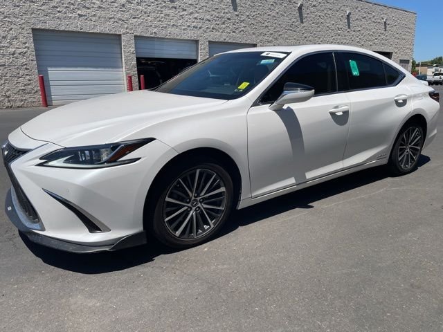 Used 2022 White Lexus 300h image 3