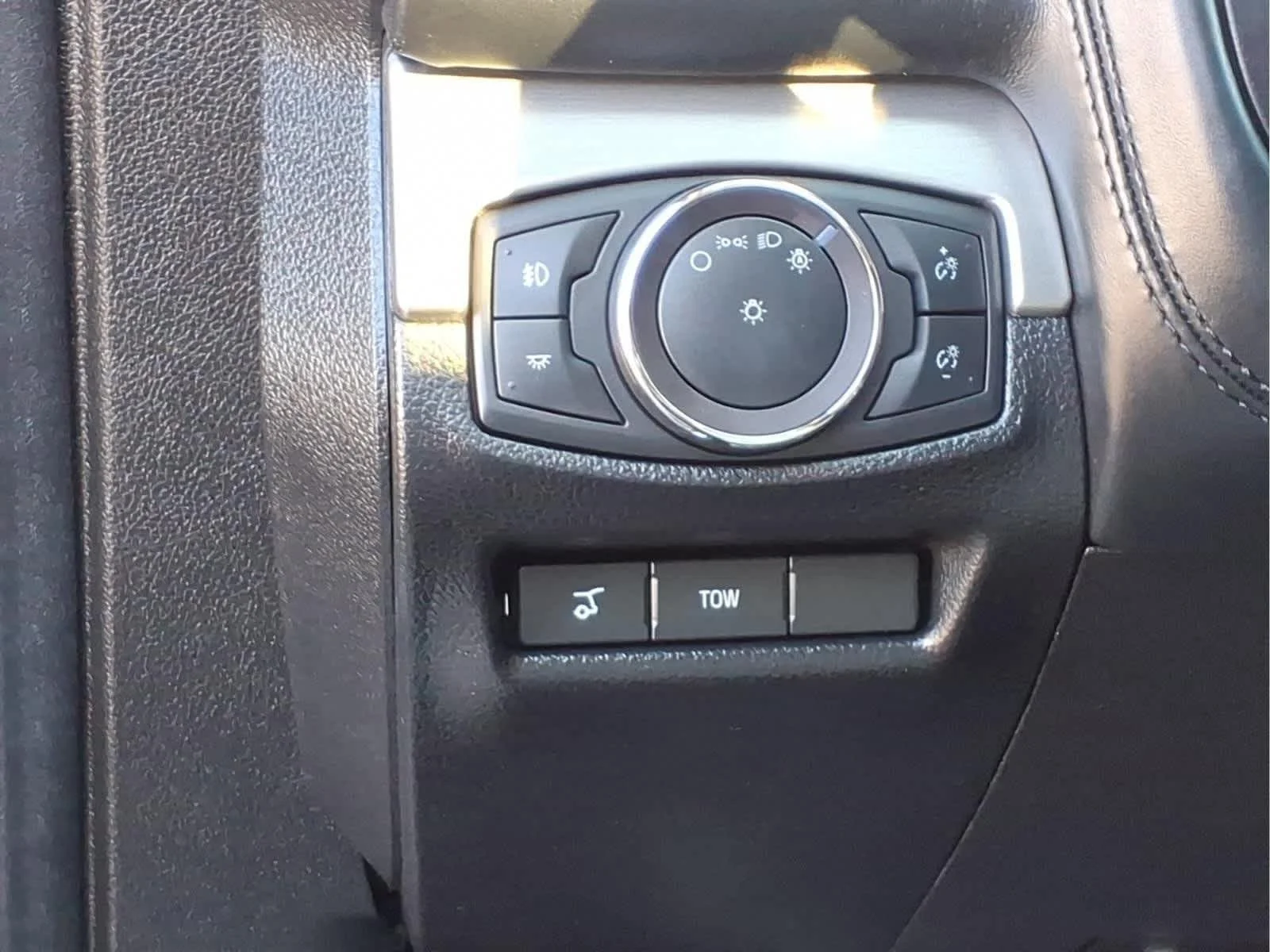 Used 2018 Magnetic Ford Platinum image 13
