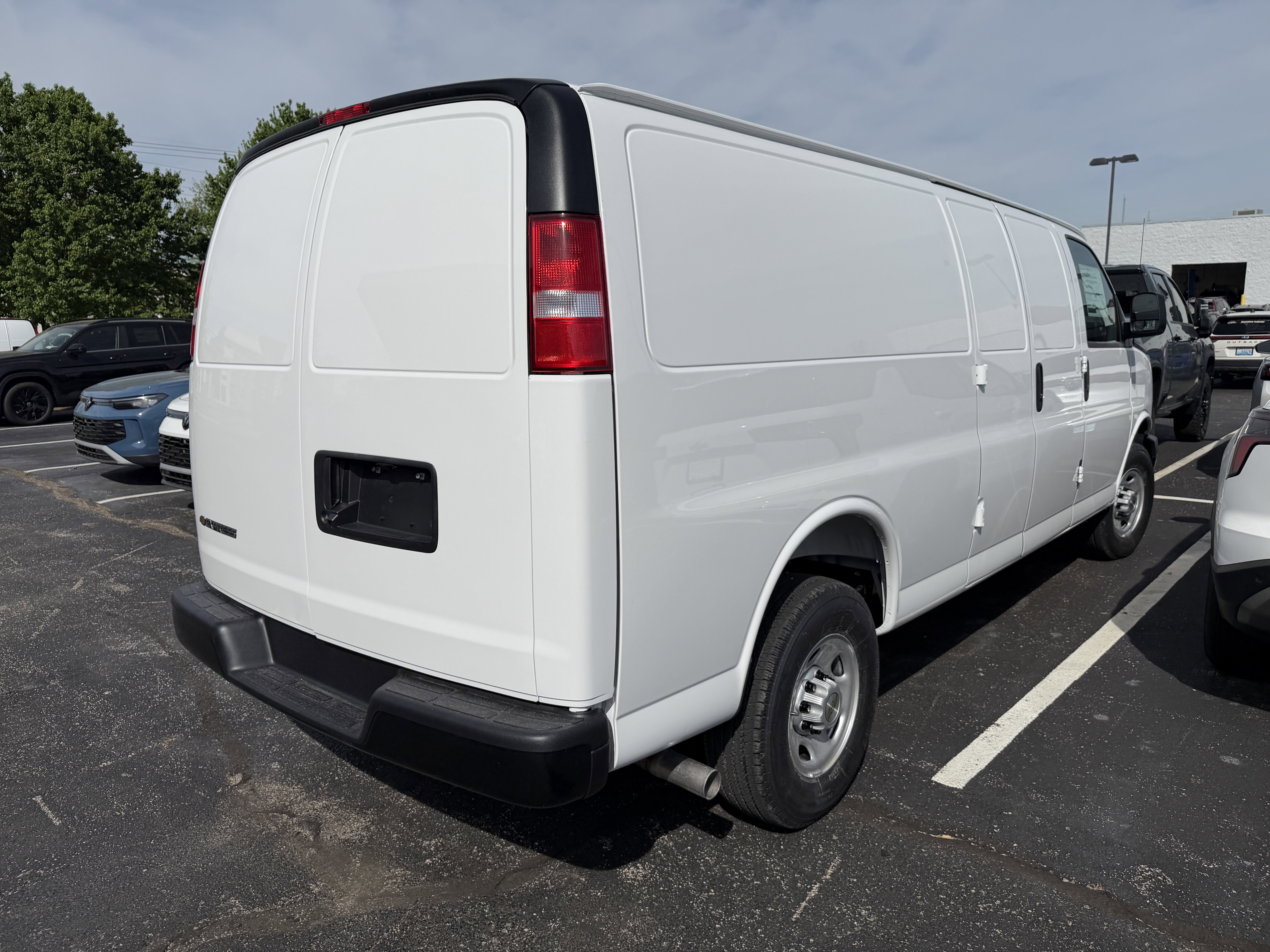 New 2026 Summit White Chevrolet 1WT image 7