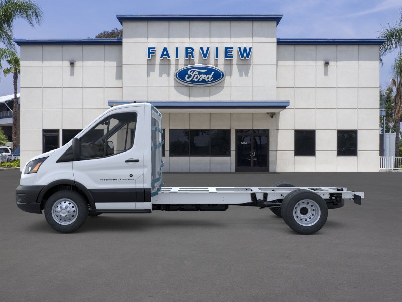 New 2026 Oxford White Ford Cutaway image 3