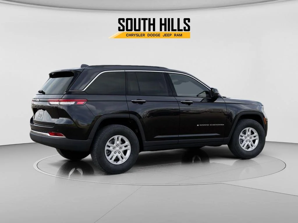 New 2025 Diamond Black Crystal Pearl-Coat Exterior Paint Jeep Laredo image 4