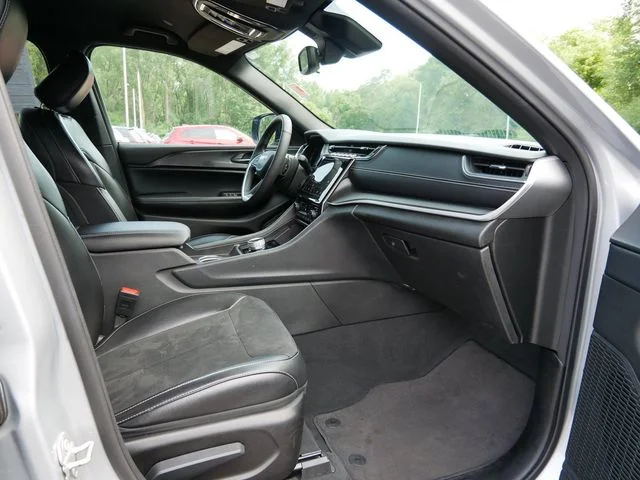 Used 2024 Silver Jeep Altitude image 8