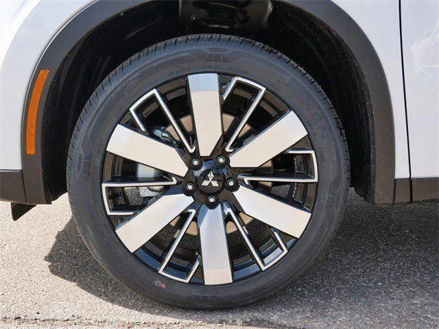 New 2026 White Diamond Mitsubishi SE image 3