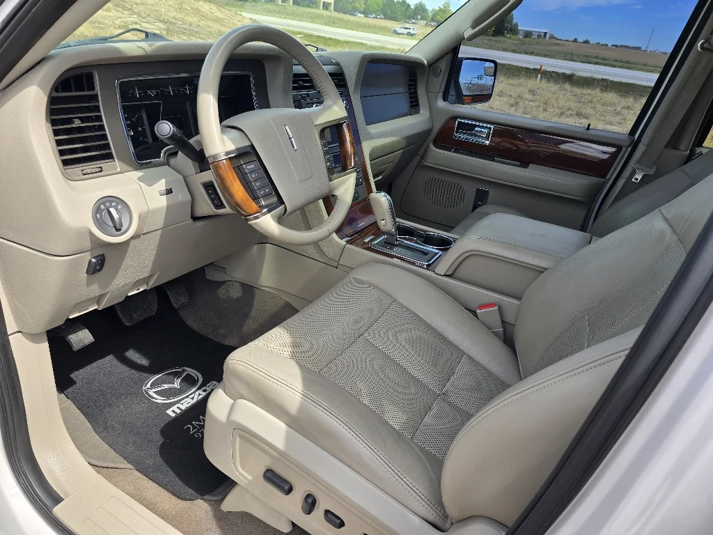 Used 2013 White Platinum Metallic Tri-Coat Lincoln  image 26