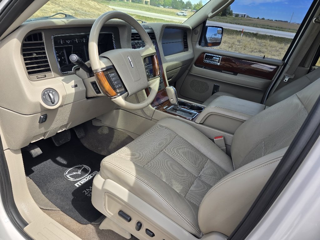 Used 2013 White Platinum Metallic Tri-Coat Lincoln  image 26