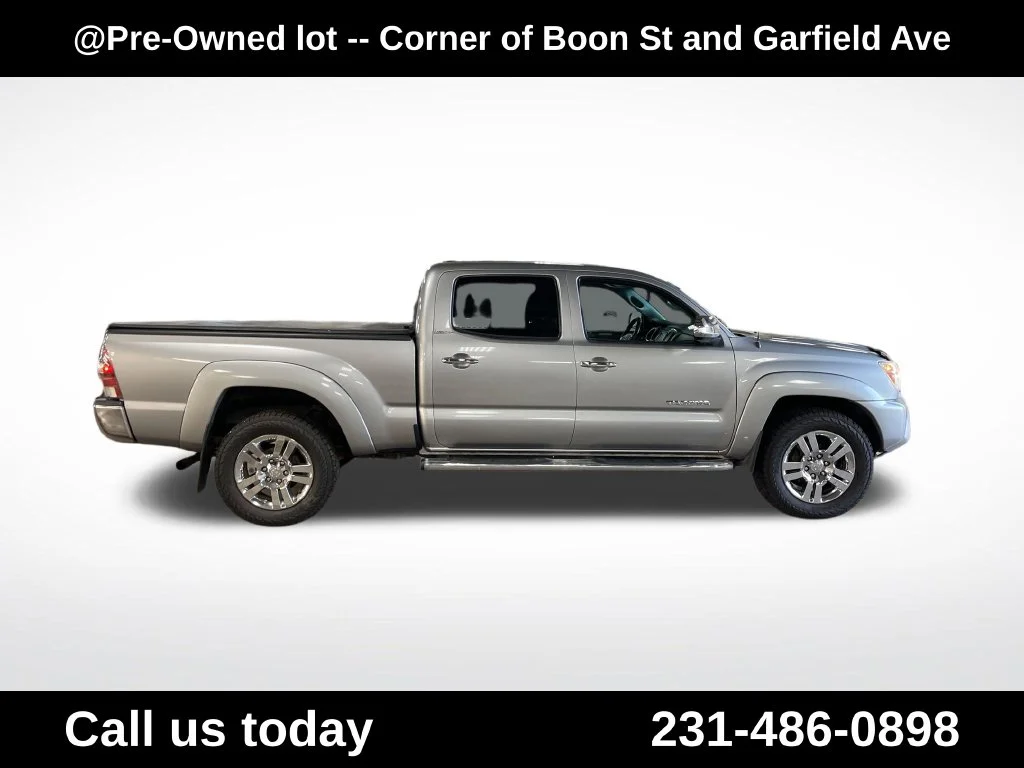 Used 2014  Toyota Base image 6