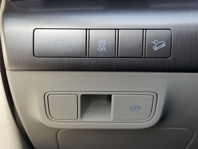 Used 2025 White Hyundai SEL image 23