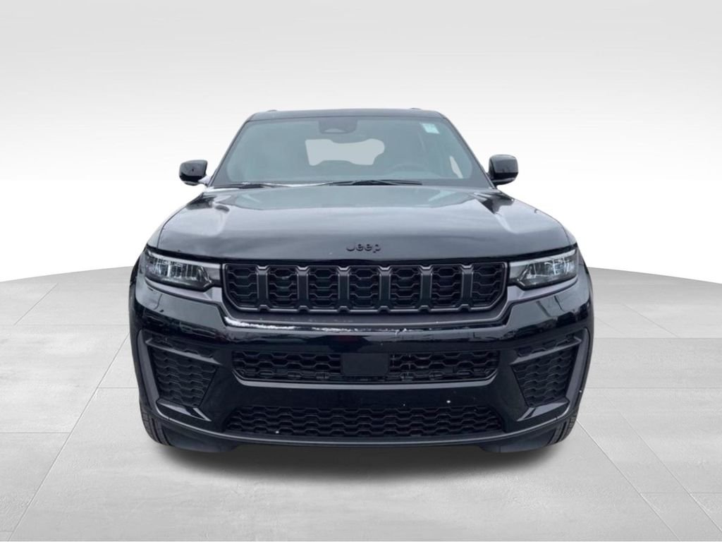 New 2026 Diamond Black Crystal Pearl-Coat Exterior Paint Jeep Altitude image 8