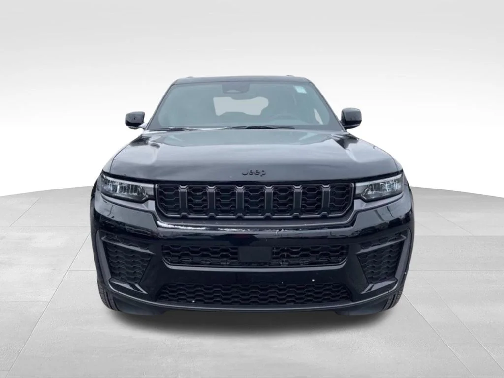 New 2026 Diamond Black Crystal Pearl-Coat Exterior Paint Jeep Altitude image 8