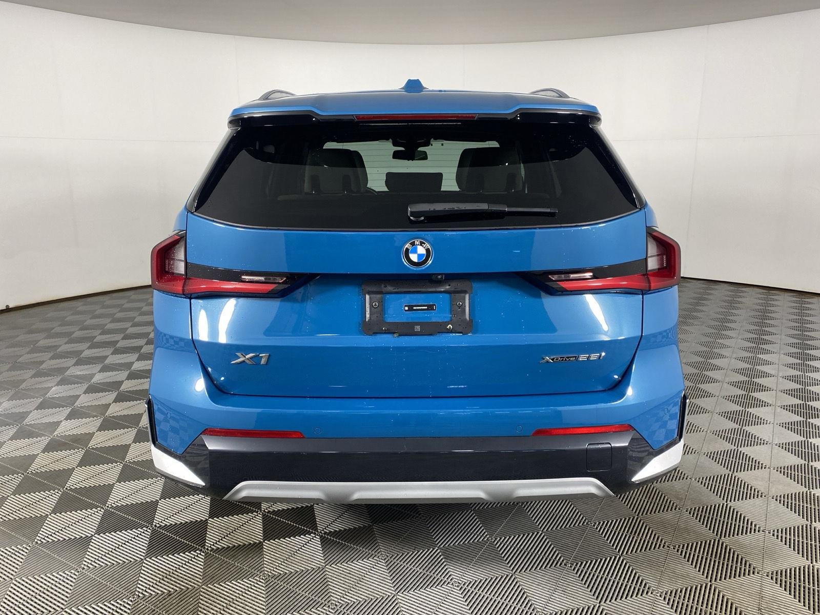 Used 2023 Blue Bay Lagoon Metallic BMW xDrive28i image 6