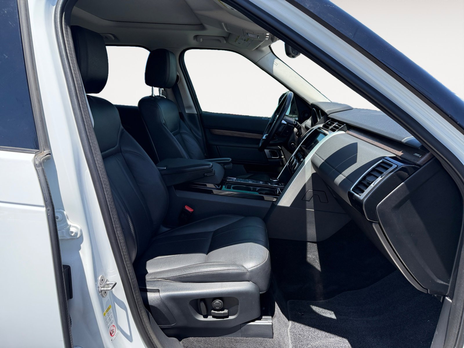 Used 2017 White Land Rover HSE image 19