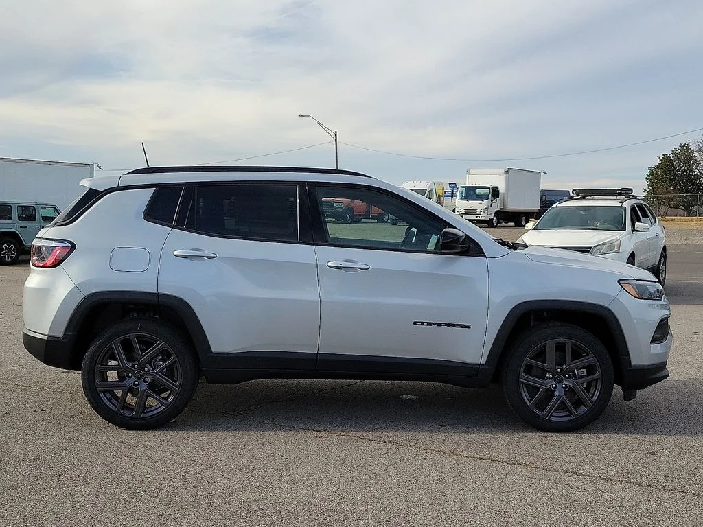 New 2026 Silver Zynith Metallic Clear-Coat Exterior Paint Jeep Latitude image 6