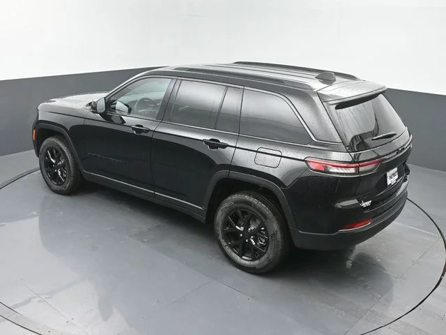 New 2026 Diamond Black Crystal Pearl-Coat Exterior Paint Jeep Altitude image 31