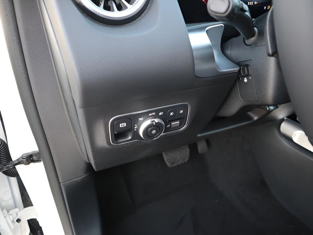 Certified Used 2026 Polar White Mercedes-Benz GLB 250 image 37