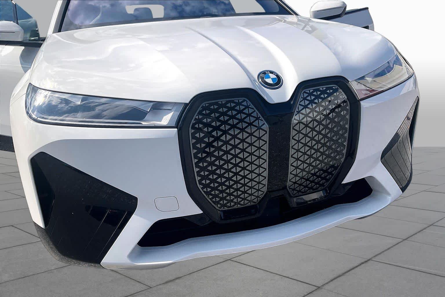 Used 2024 Alpine White BMW xDrive50 image 31