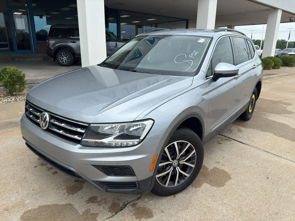 Used 2020 Pyrite Silver Metallic Volkswagen SE image 5
