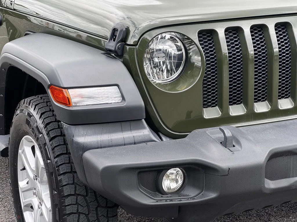 Used 2023 Green Jeep Sport S image 6