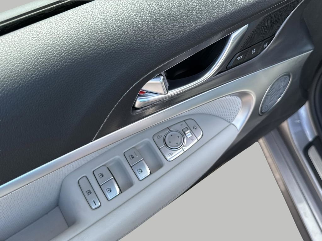 New 2026 Silver Genesis 3.3T SPORT PRESTIGE image 15