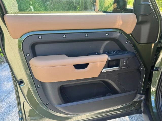 New 2026 Woolstone Green Land Rover X-Dynamic SE image 8