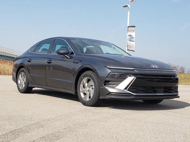 New 2026 Gray Hyundai SE image 3