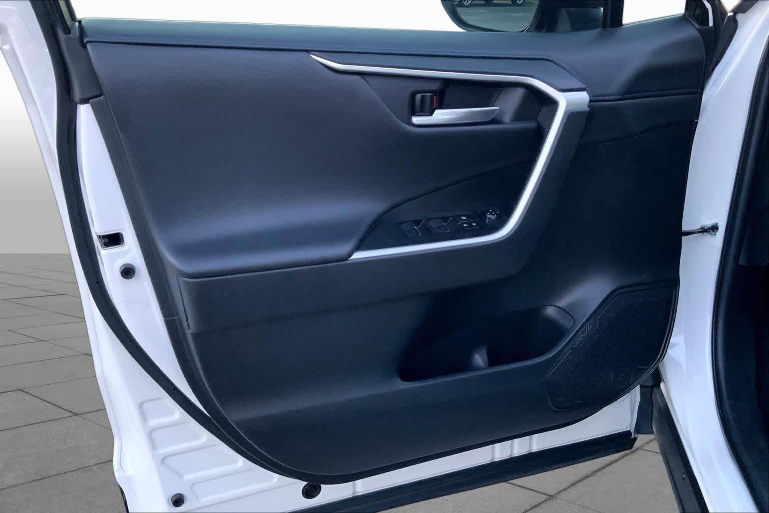Used 2023 Wind Chill Pearl/Midnight Black Metallic Toyota Hybrid XSE image 21