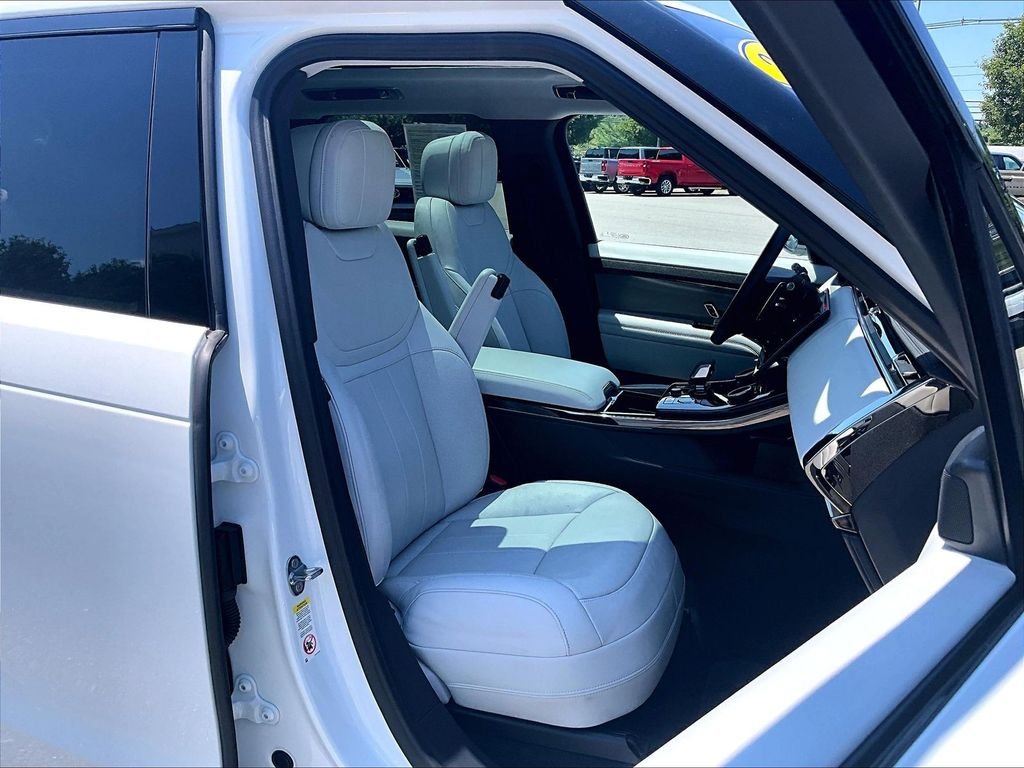 Used 2023 White Land Rover SE image 11