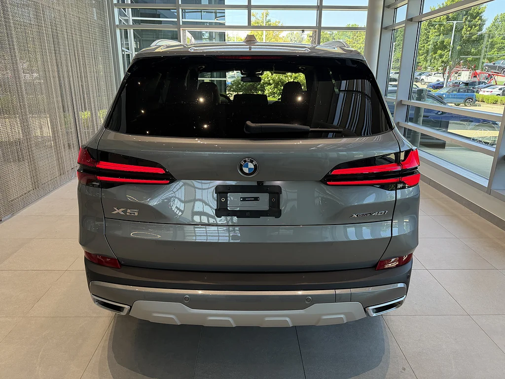New 2026 Skyscraper Grey Metallic BMW xDrive40i image 5