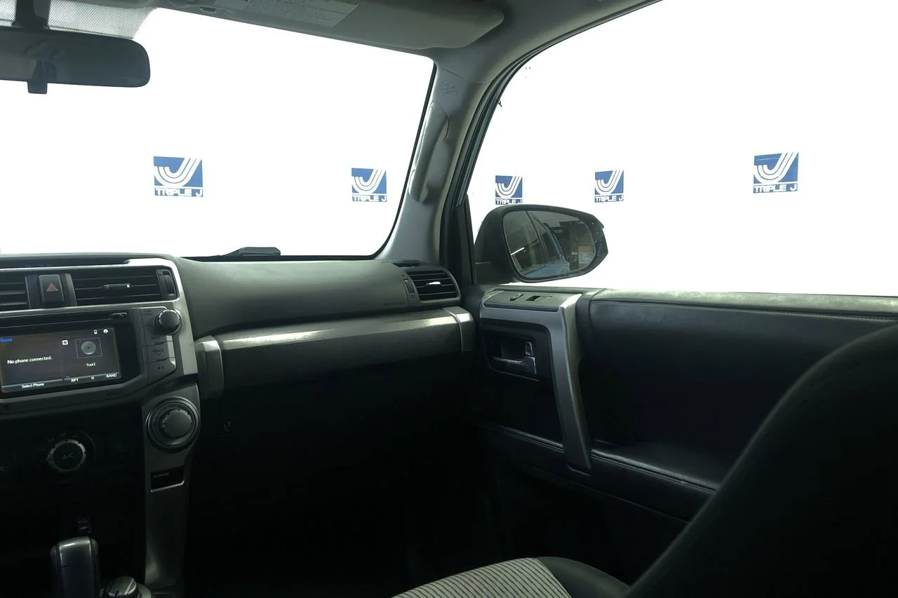 Used 2014 Nautical Blue Pearl Toyota SR5 image 11