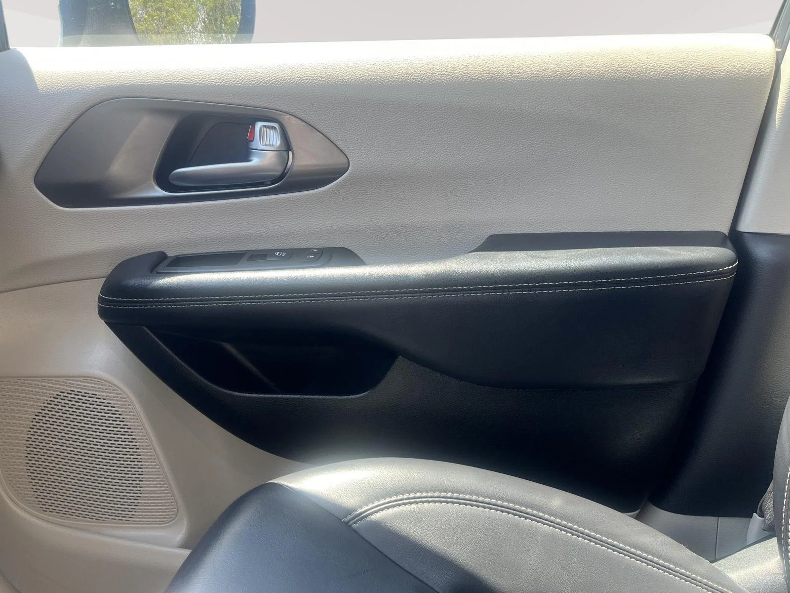 Used 2023 Bright White Clearcoat Chrysler Touring L image 22